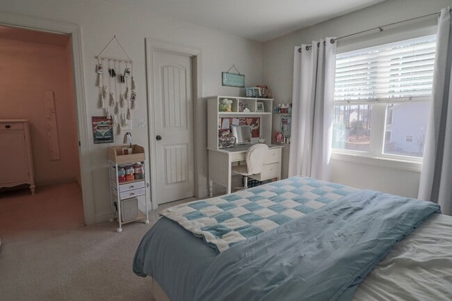 Building Photo - Spacious 4 Bedroom, Pet Friendly with Fenced In Backyard, Mimosa Bay Community Amenities