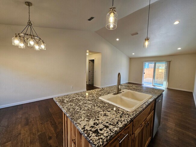 Building Photo - Newer Construction Close to Downtown Grants Pass