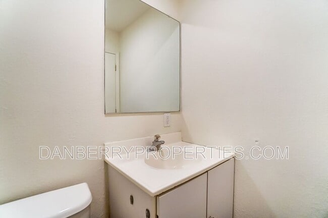 Building Photo - 1103 Searles Rd