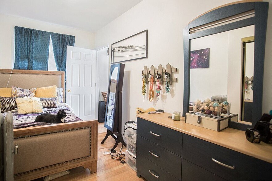 Building Photo - 914 W Dakin St