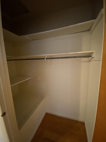 Building Photo - 923 St Clair St