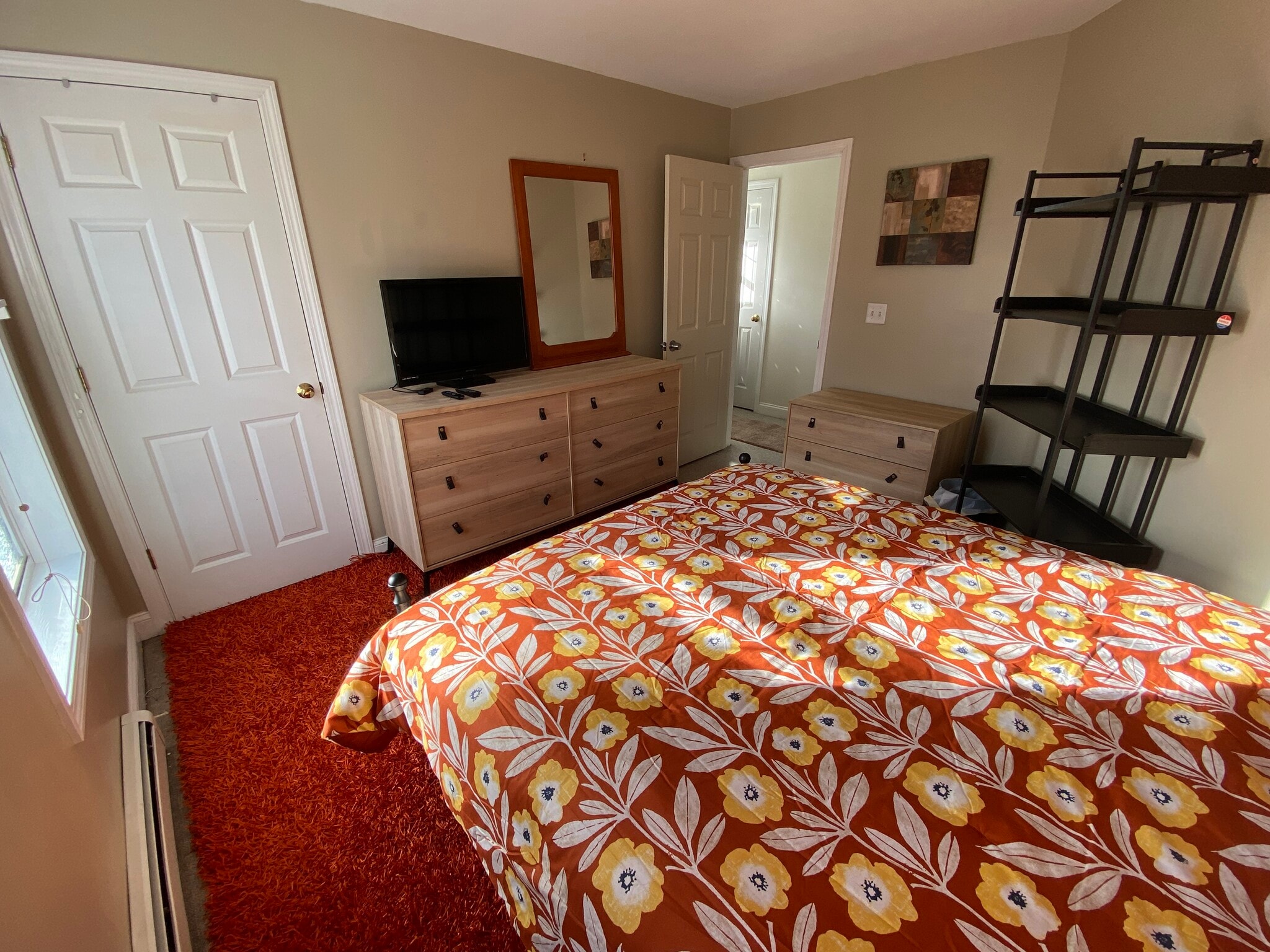 queen room - 18 Scamman St