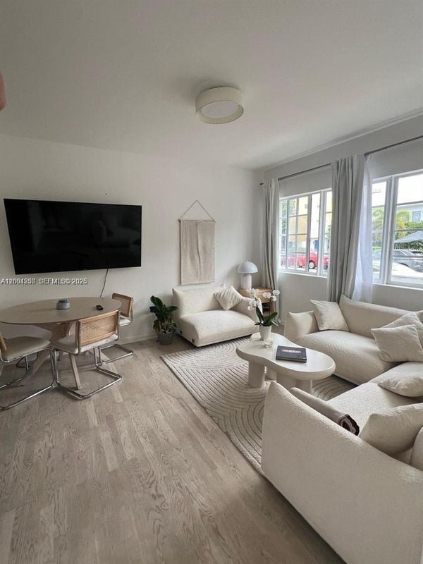 Building Photo - 810 7th St