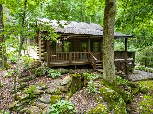 Primary Photo - Mountain Living at it's Finest!