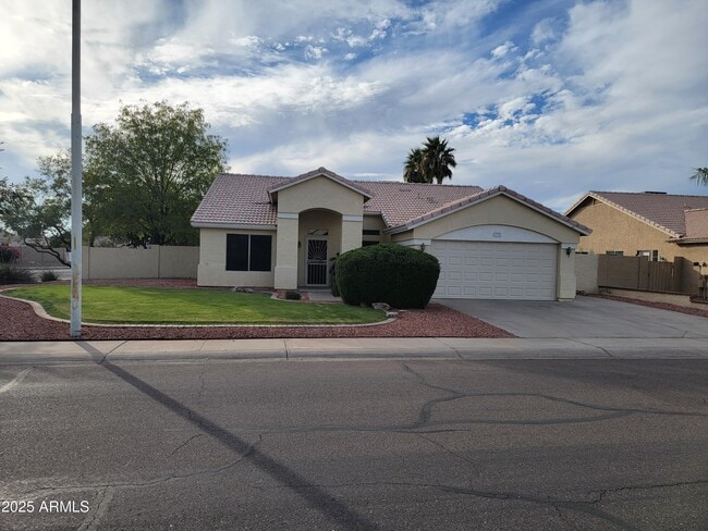 Building Photo - 1777 E Sheffield Ave