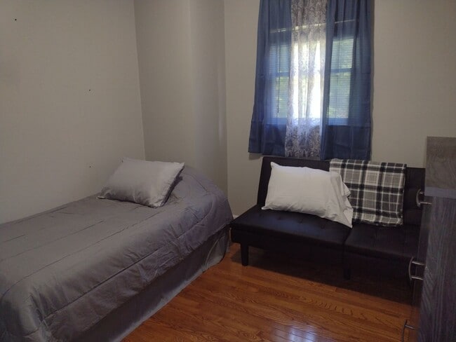 Building Photo - Beautifully renovated 4 bed 5 bath condo with a private back yard