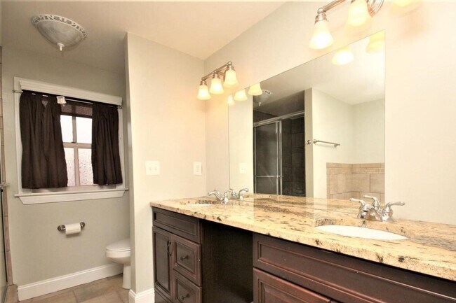 Building Photo - Updated Downtown Frederick Property in prime location available mid August!