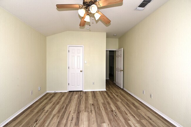 Building Photo - GREAT SINGLE STORY HOME  |  DECK REDONE CL...