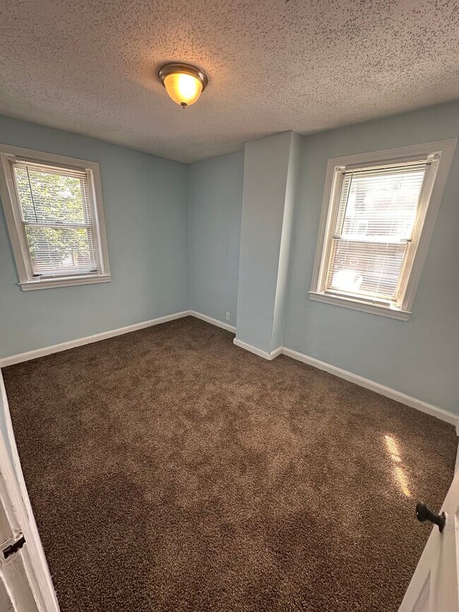 Building Photo - 4 Bed, 1 Bath Row home