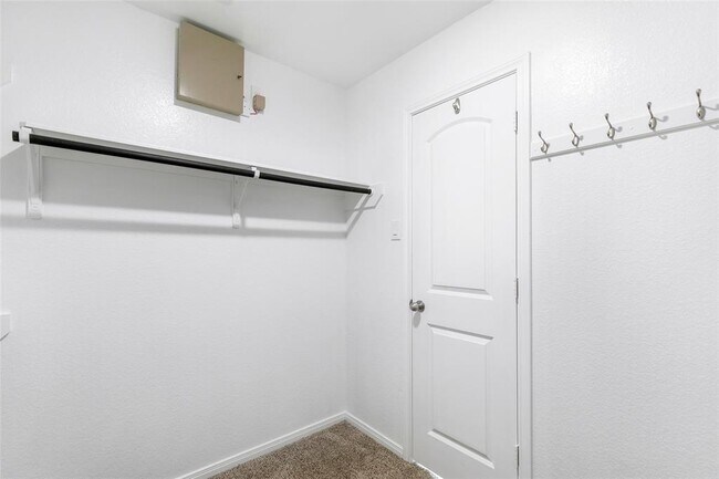 Building Photo - 18115 Van Berkel Ln