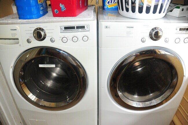Washer / Dryer - 9501 SW 69th Ct