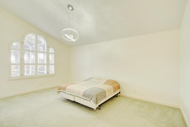 Building Photo - 6646 Oakmont Way
