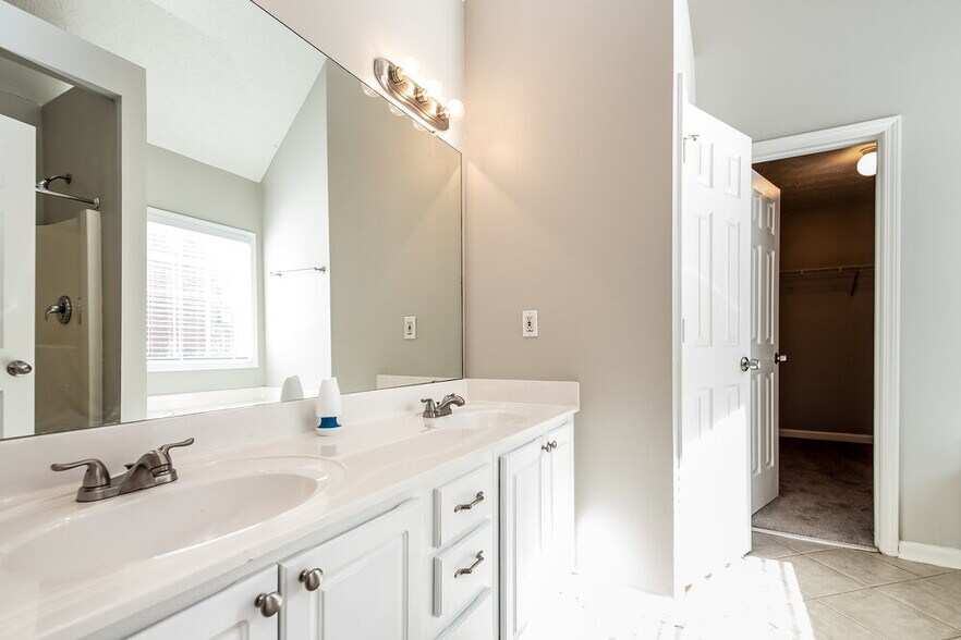 Building Photo - 608 Falcons Ridge
