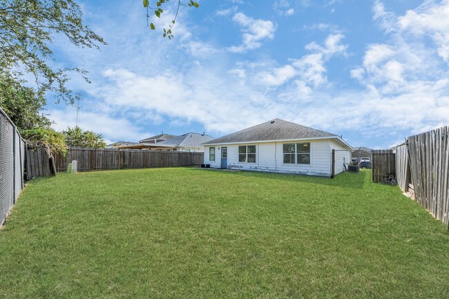 Building Photo - 3827 Dogwood Tr
