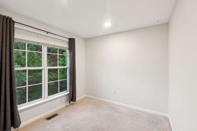 Building Photo - Bright & Spacious 3BR Townhome with Garage...