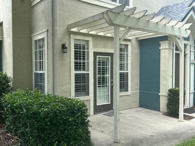 Building Photo - 13700 Richmond Park Dr N
