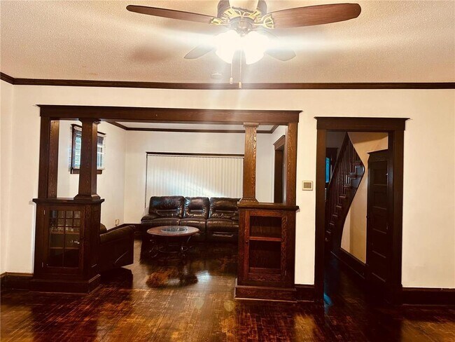 Building Photo - 246 Sidney St E