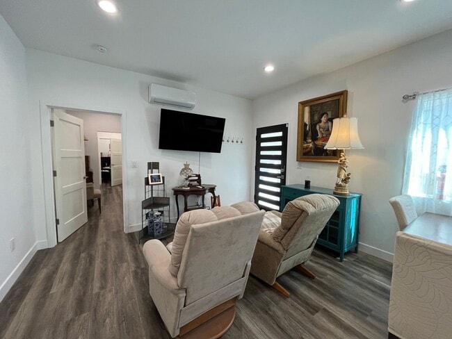 Building Photo - Furnished 1+1 w/dishwasher + in-unit laundry!