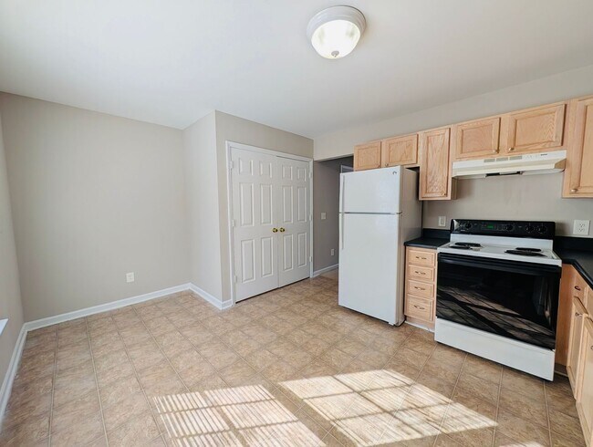 Building Photo - Great Rental Close to NC State