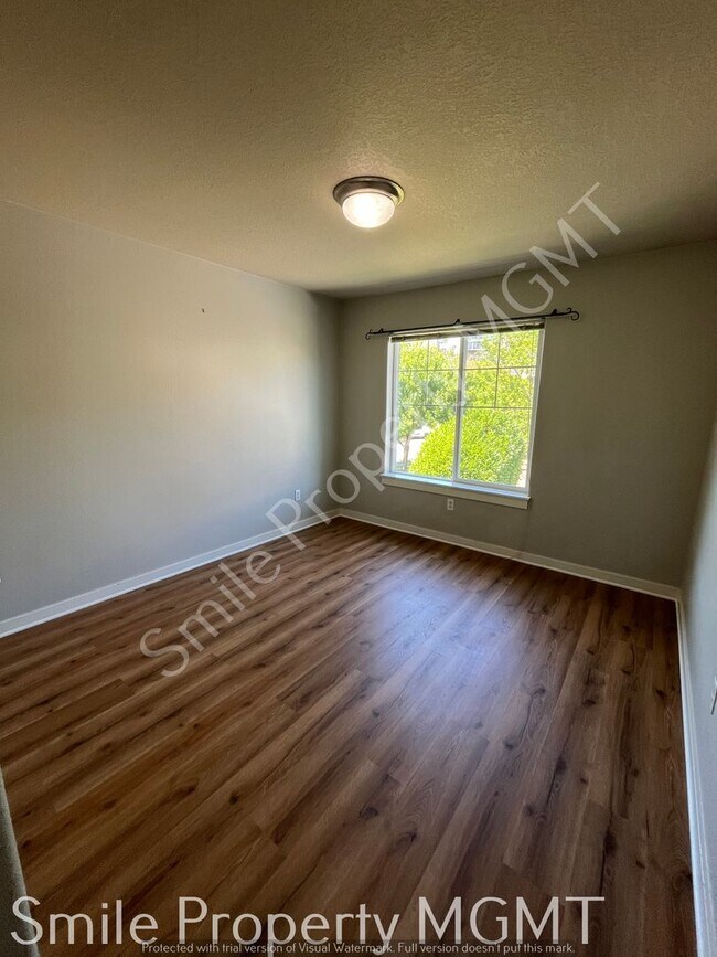 Building Photo - single house