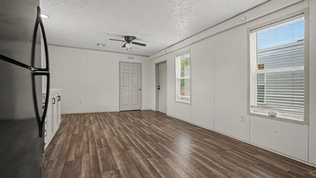 Building Photo - 25024 Twin Oaks Dr