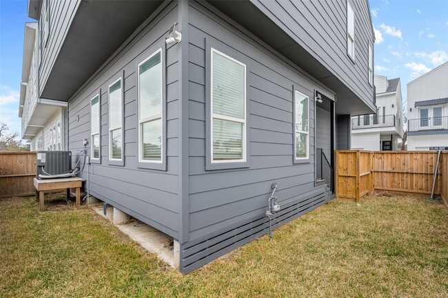 Building Photo - 105 Tolima Dove St