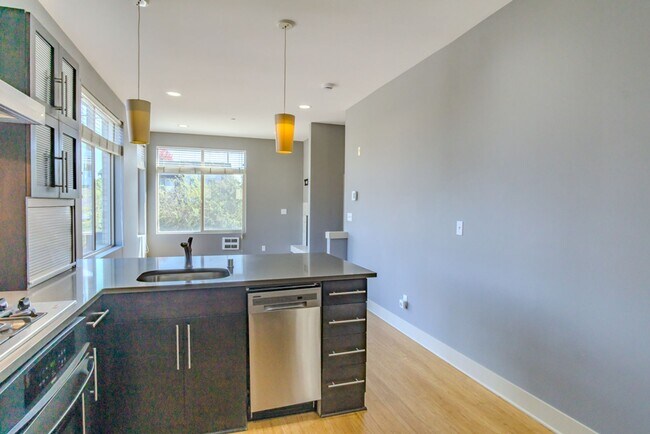 Building Photo - 3Bd/2.5Ba Seattle Townhouse