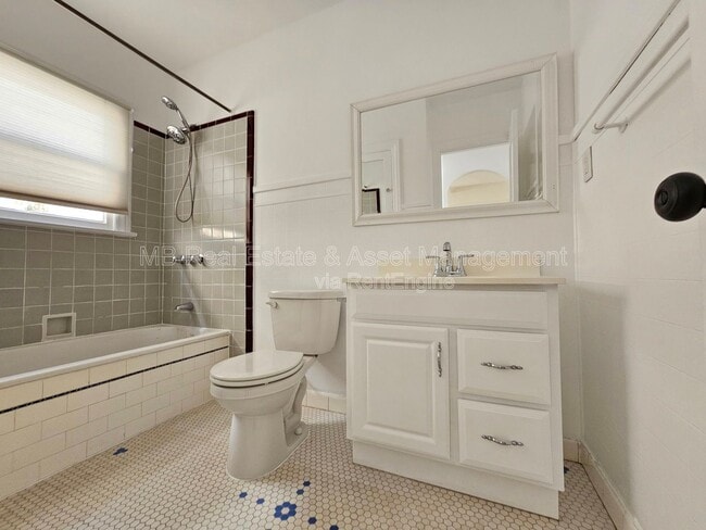 Building Photo - 807 Oro Terrace