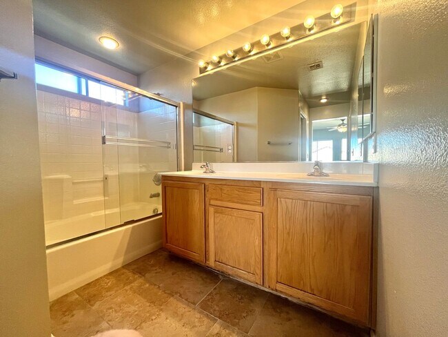 Building Photo - **$800 OFF MOVE IN BY 11/14/25**Spacious T...