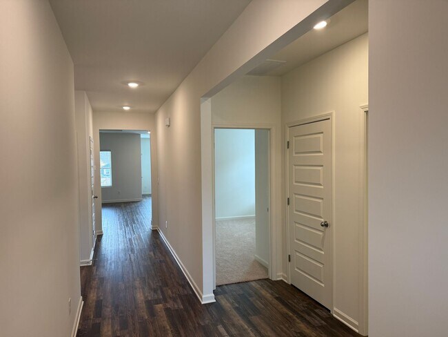 Building Photo - Springville Schools One Level 4 Bedroom / 3 Bathroom/ 3 Car Garage