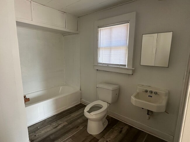 Building Photo - 2 bedroom, 1 bathroom home available in La...