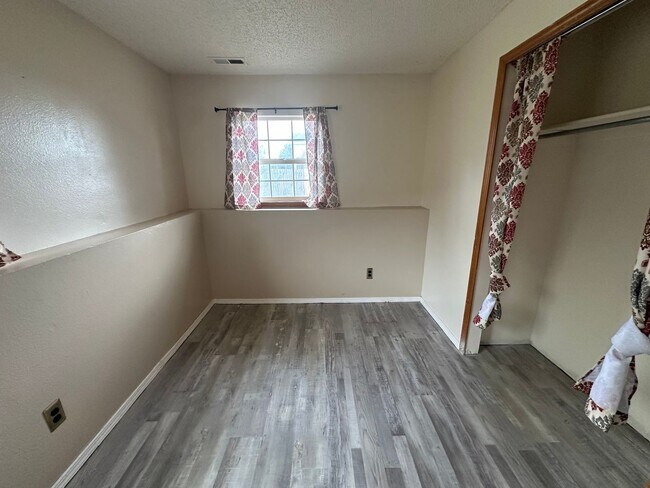 Building Photo - 3 Bed 2 Bath Home Minutes From Fort Carson...