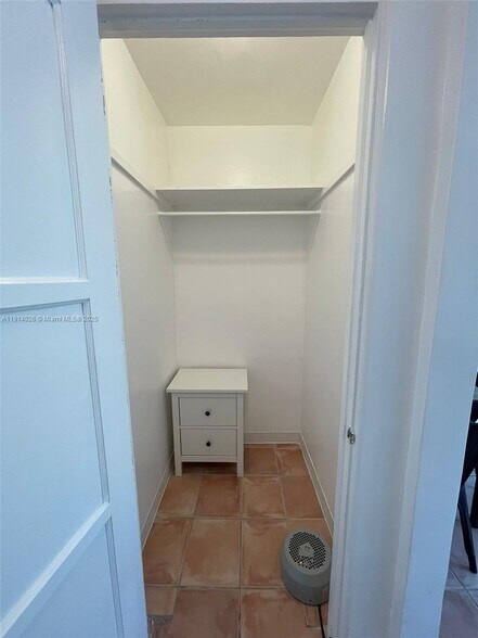 Building Photo - 1018 W 47th St