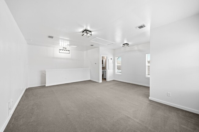 Building Photo - 17019 Seminole Ridge Dr