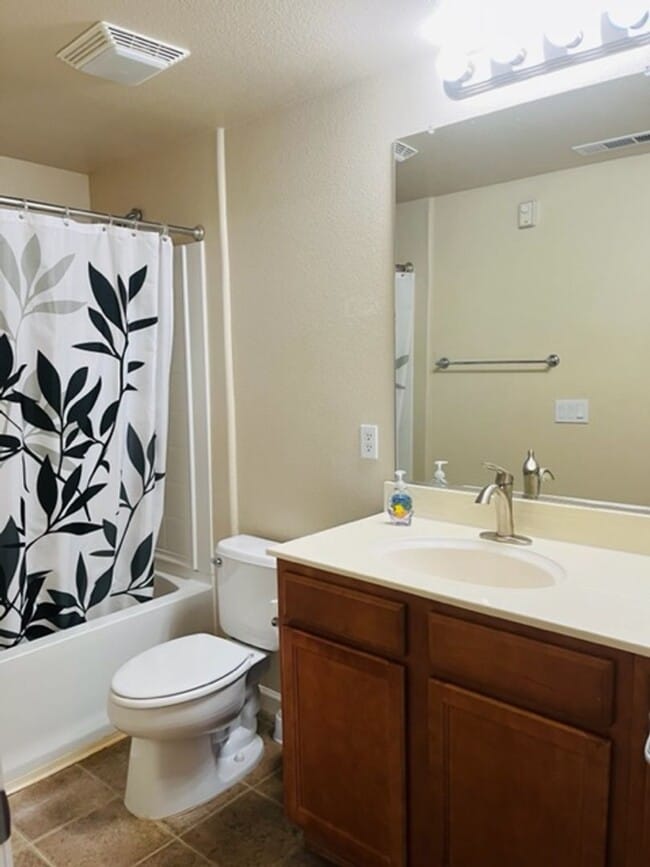 Building Photo - Beautiful Tri-Level Condominium in Gated Elk Grove Community!