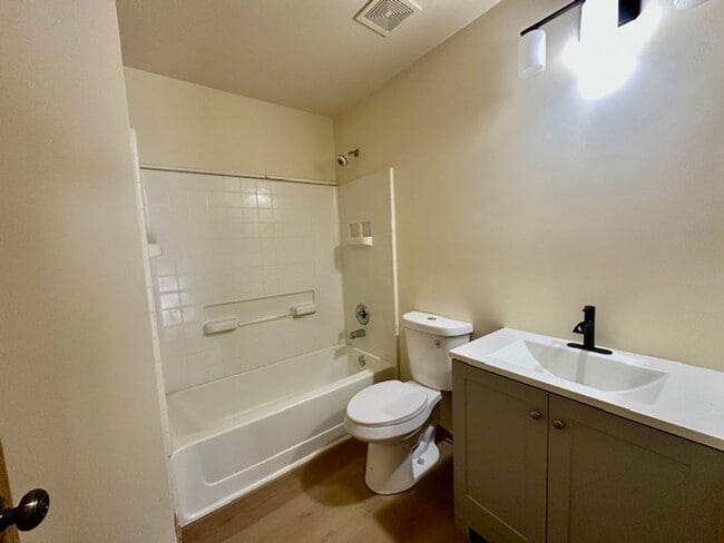 Building Photo - Newly Updated 3 Bedroom 2.5 Baths. One Car...