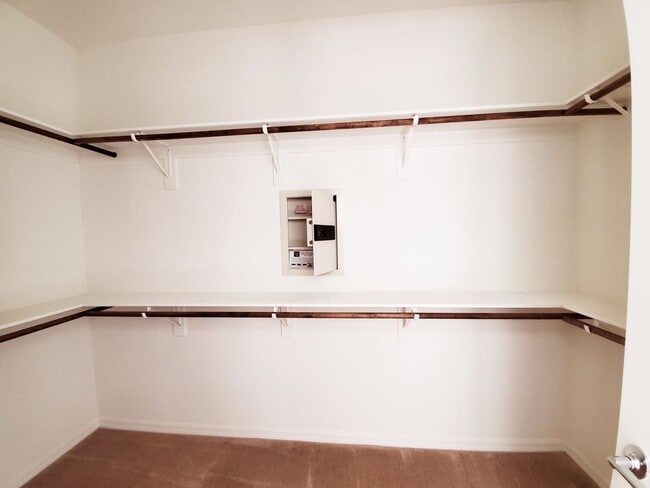 Building Photo - 3 BEDROOM HOME WITH ROOFTOP DECK! STRIP VIEWS!