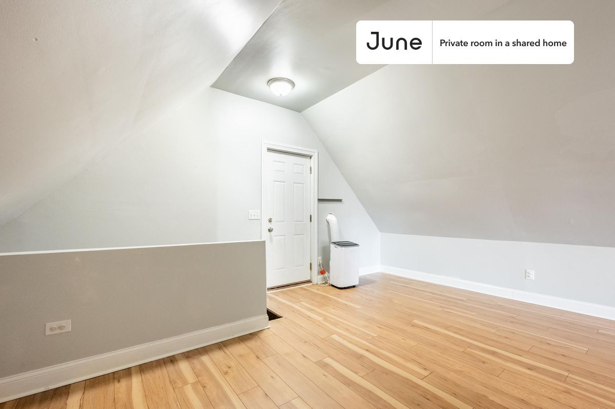 Building Photo - Room in Shared 3 bed/2 bath home