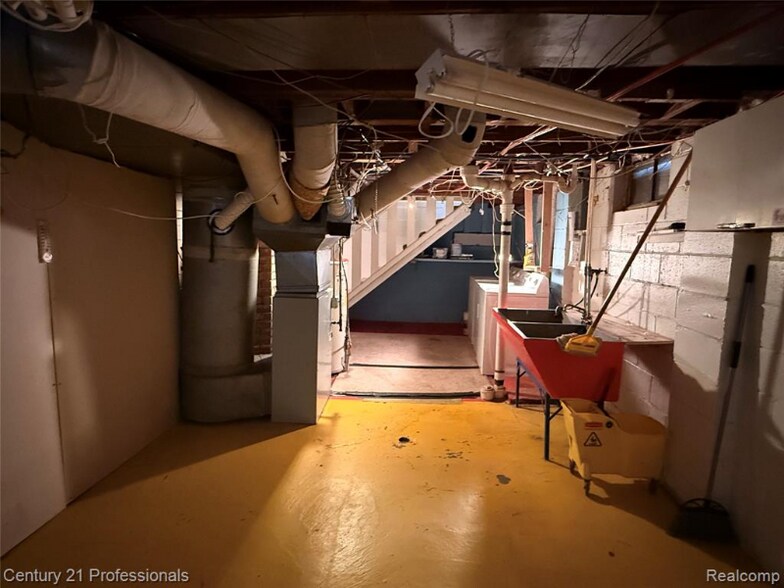 Building Photo - 1403 E Maxlow Ave