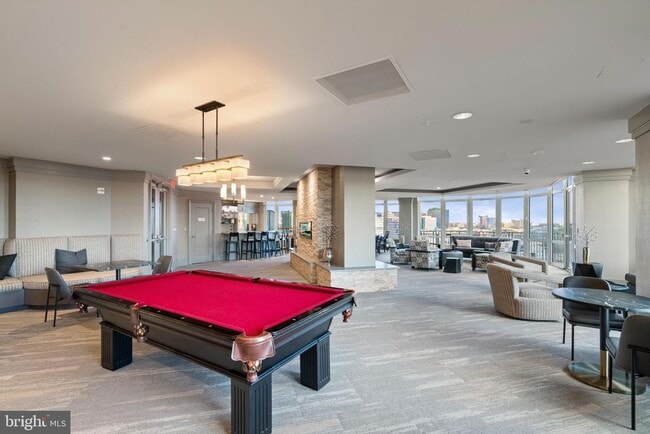 Building Photo - 8220 Crestwood Heights Dr