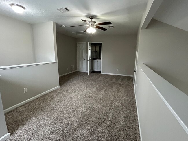 Building Photo - Beautiful End Unit Townhome