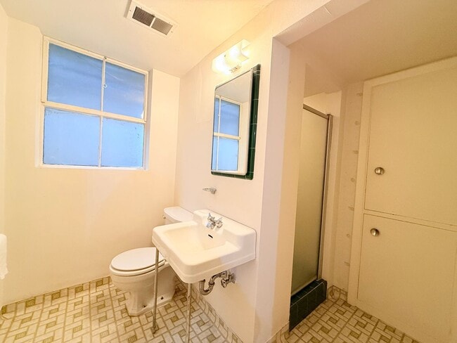 Building Photo - Beautiful 4 Bedroom Home with Fully Fenced Backyard!