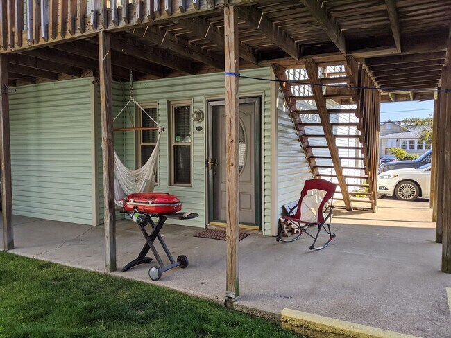 Building Photo - Bright and Open Floor Plan Across the Street from the Beach!