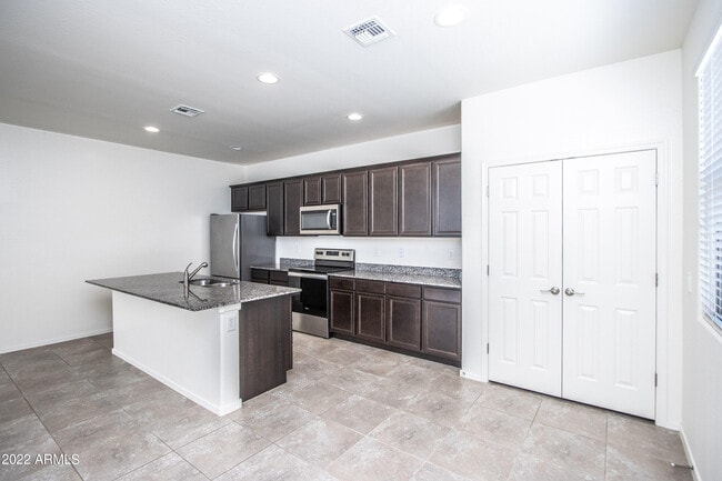 Building Photo - 261 N Sandal
