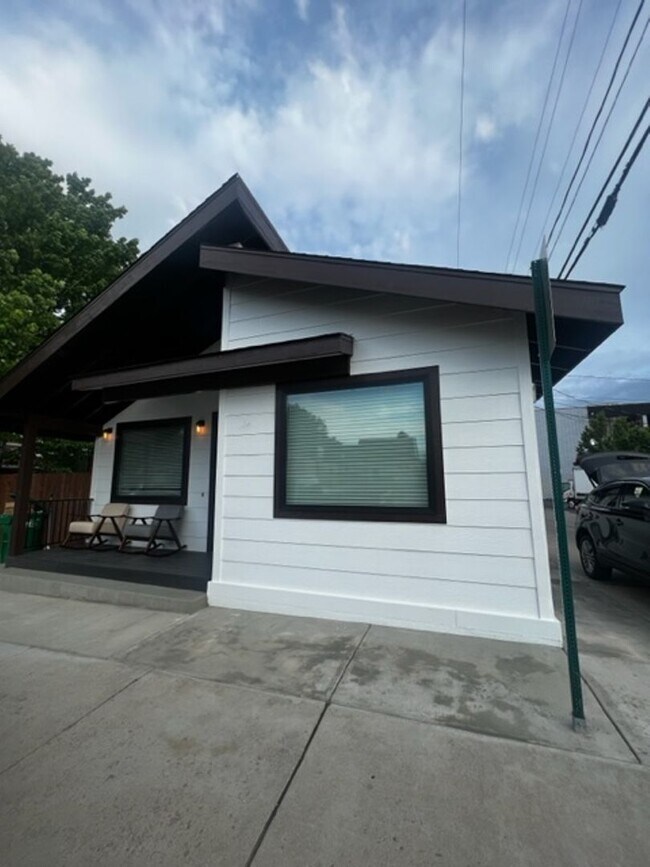 Building Photo - 2bd, 2ba Reno Bungalow in the Riverwalk Di...