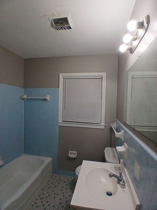 Building Photo - Newly Renovated Home in Parkway Village  - Open To Section 8