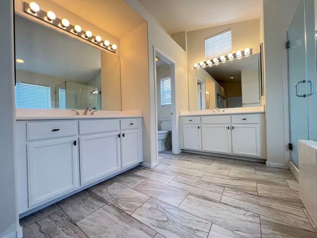 Building Photo - Beautiful two-story home with 5 bedrooms