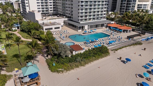 Primary Photo - 19201 Collins Ave