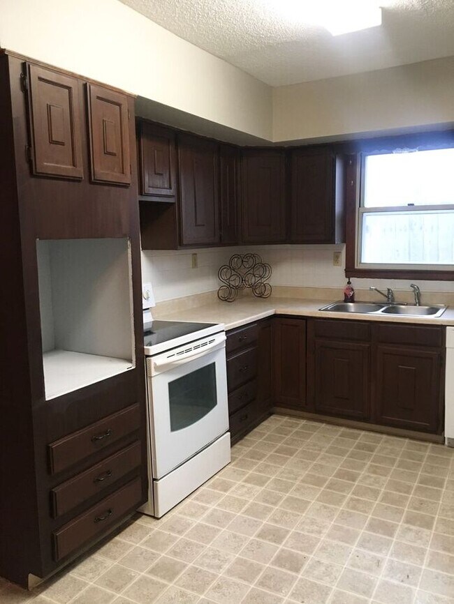 Building Photo - 3 bedroom / 1 bath house for rent - $1100-...