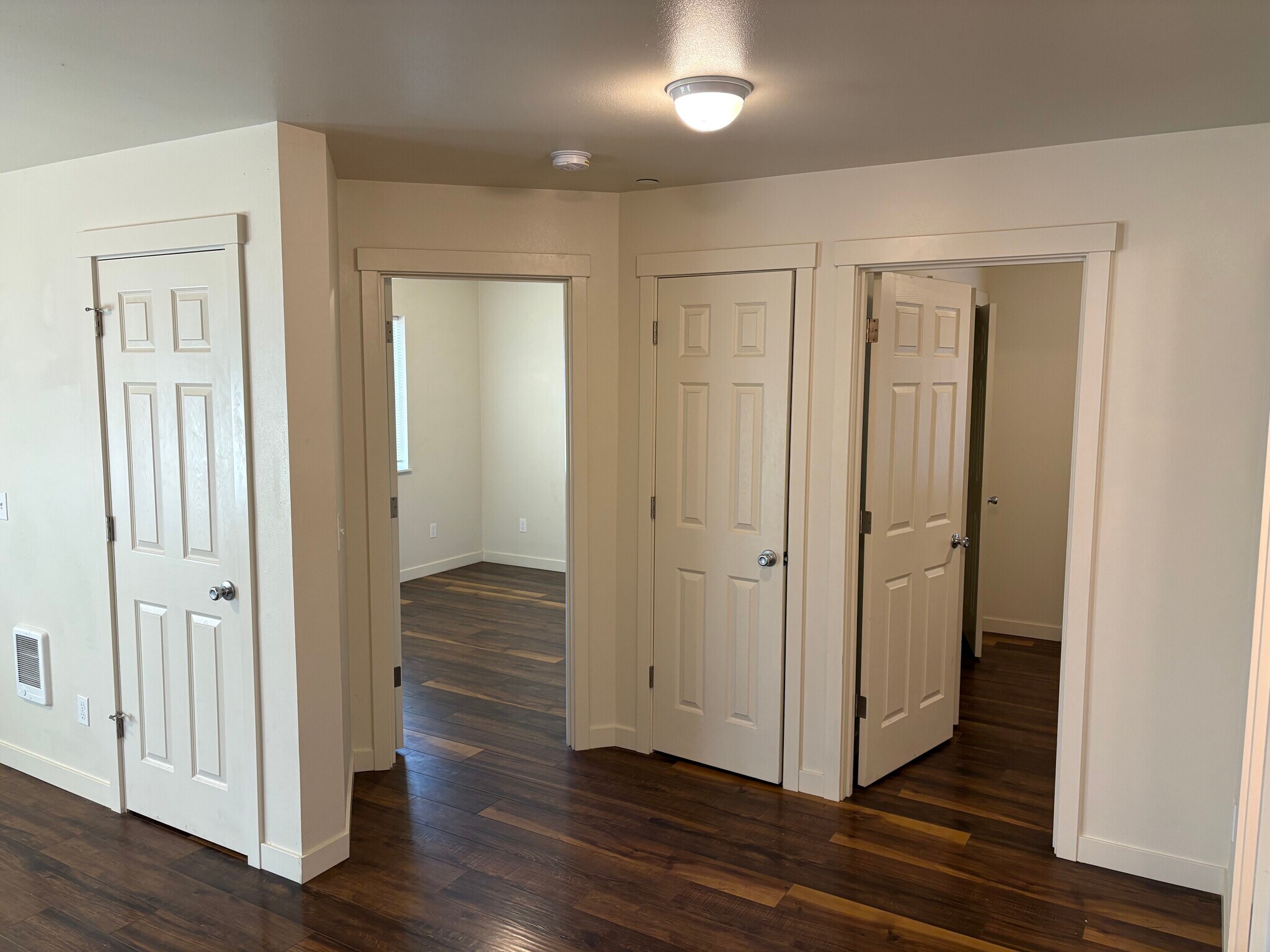 Building Photo - 909 W 4th Ave